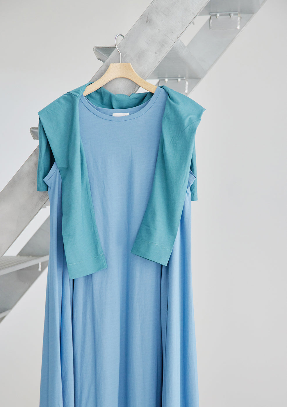 ADAWAS DRY JERSEY SLEEVELESS DRESS｜涼やかに着映える大人の夏ワンピース