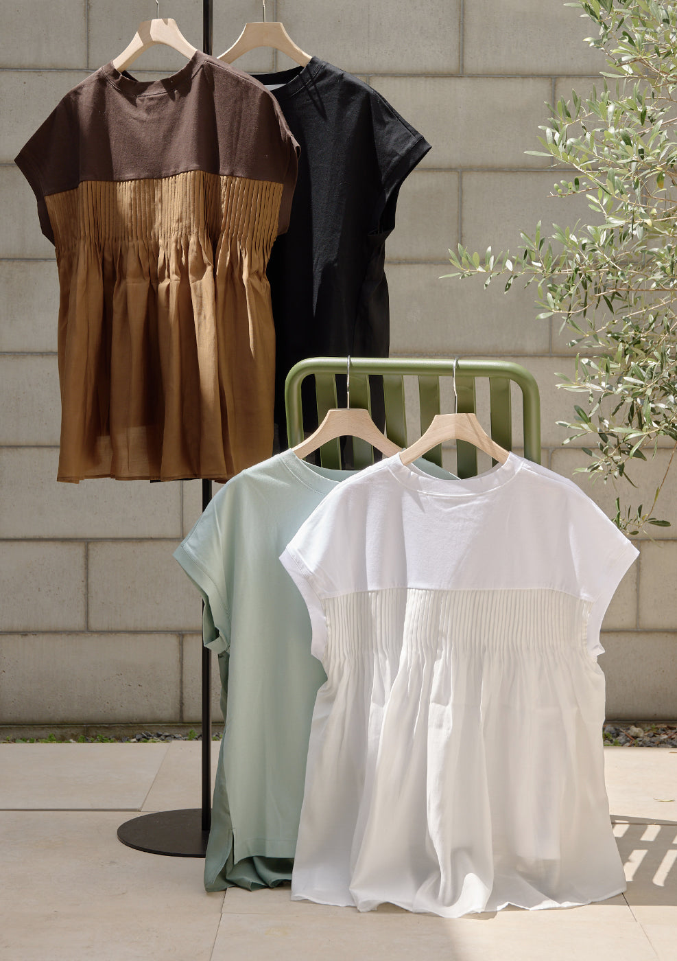 ADAWAS SMOOTH JERSEY PIN-TUCK TEE｜異素材で魅せる大人の立体カットソー